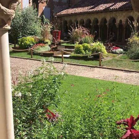 Dans Le Cloitre Saint Salvy A Albi. Hotel