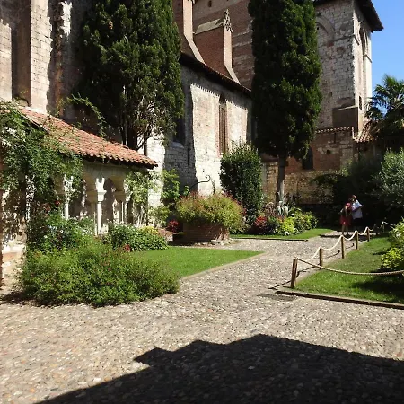 Dans Le Cloitre Saint Salvy A Albi. *