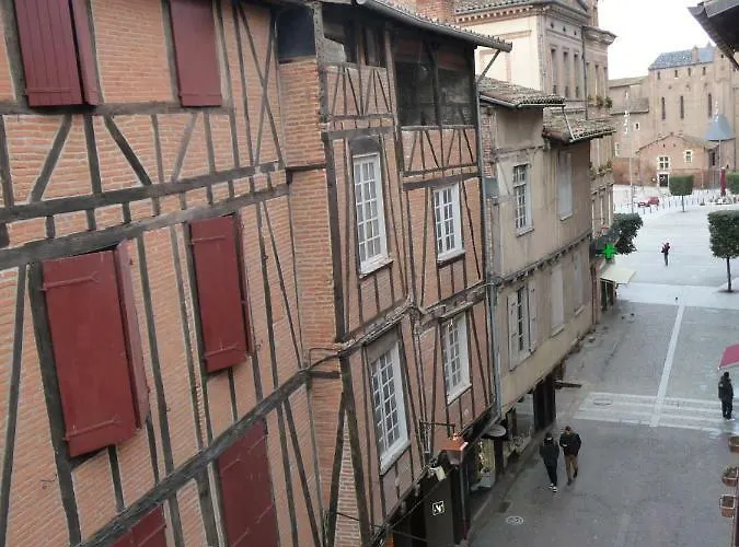 Otel Dans Le Cloitre Saint Salvy A Albi. *