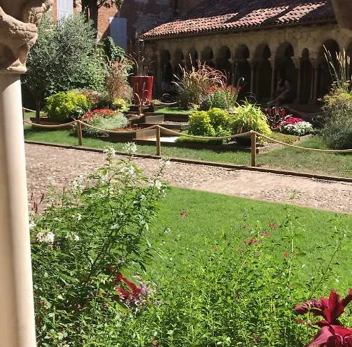 Dans Le Cloitre Saint Salvy A Albi. Otel