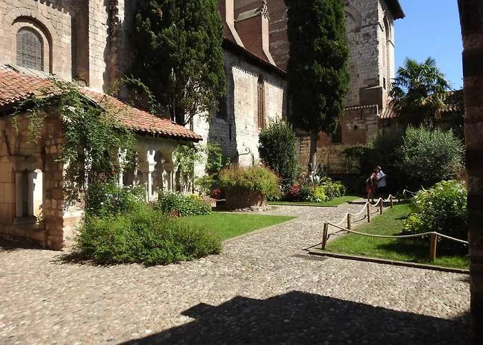 Dans Le Cloitre Saint Salvy A Albi. *