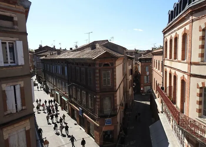 Dans Le Cloitre Saint Salvy A Albi. Альби
