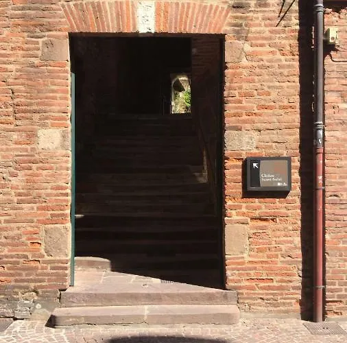 Dans Le Cloitre Saint Salvy A Albi. Otel